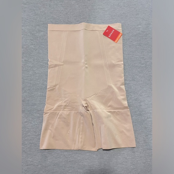 SPANXsculpt™ OnCore High-Waisted Mid-Thigh Short - Picture 4 of 8